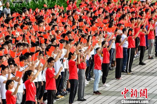 9月2日，广州中医药大学，约7000名师生参加入学升国旗仪式。　陈骥旻 摄